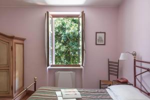 a bedroom with a bed and a window at Hotel Posta in Orvieto