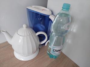 a bottle of water and a teapot and a tea kettle at Apartament Finezja in Sandomierz