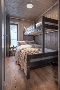 1 Schlafzimmer mit 2 Etagenbetten in einer Hütte in der Unterkunft Exclusive 3-Bedroom Suite with Sauna and Premium Services, 1st floor - 601 in Stranda