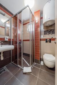 La salle de bains est pourvue d'une douche et de toilettes. dans l'établissement City Code Spa, à Belgrade