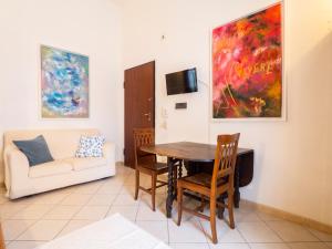 卡利亞里的住宿－Casa Maretta，客厅配有桌子和沙发