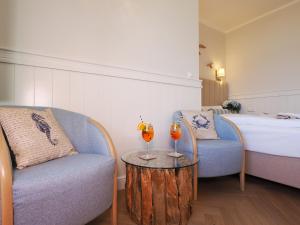 Zimmer mit einem Bett und einem Tisch mit 2 Stühlen in der Unterkunft Strandvillen Heringsdorf in Heringsdorf