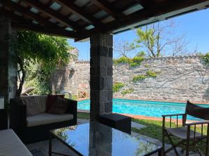 uitzicht op het zwembad vanaf de patio van een huis bij Casa di Pepi, Kras Carso 