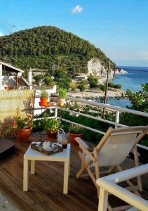 Un balcón con una mesa y una silla y el océano en Lemon House, en Neo Klima