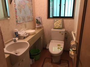 een kleine badkamer met een toilet en een wastafel bij Yamabitoan - Vacation STAY 04295v in Chikushino