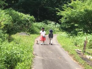 twee kinderen die over een weg lopen met een hond bij Yamabitoan - Vacation STAY 04295v in Chikushino