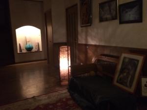 een woonkamer met een bank en een hal met een licht bij Yamabitoan - Vacation STAY 04295v in Chikushino
