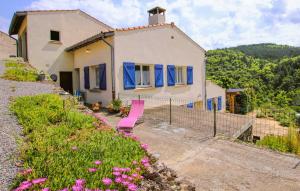 ein Haus mit rosa Stühlen davor in der Unterkunft Gîte la côte des bleuets de Retourtour in Lamastre