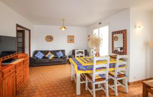 een woonkamer met een tafel en een bank bij Gîte la côte des bleuets de Retourtour in Lamastre