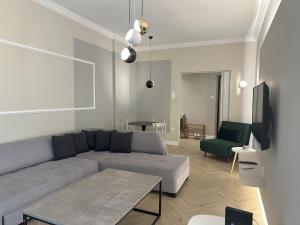 een woonkamer met een bank en een tafel bij Apartment in the center of Agia Sophia in Thessaloniki