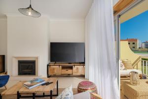 TV a/nebo společenská místnost v ubytování Sea Lux Ericeira Beach