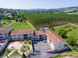 an aerial view of a house with a yard at Green&Love Apartment in Peccioli