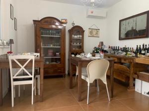 - une salle à manger avec une table et des chaises dans l'établissement L’Oro di Nonna Adele, à Udine