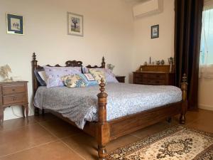 - une chambre avec un lit doté d'un cadre en bois et d'oreillers dans l'établissement L’Oro di Nonna Adele, à Udine
