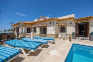 Bazén v ubytovaní Villa de alquiler vacacional en Nerja Calle Solana alebo v jeho blízkosti