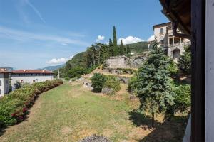 widok z okna budynku i podwórza w obiekcie Casa Stefano w mieście Riva del Garda