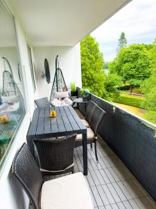 a patio with a table and chairs on a balcony at Messewohnung für 5 Gäste mit Balkon und Lift in Hannover