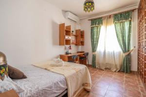 Posteľ alebo postele v izbe v ubytovaní Villa de alquiler vacacional en Nerja Calle Solana