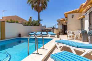 Bazén v ubytovaní Villa de alquiler vacacional en Nerja Calle Solana alebo v jeho blízkosti