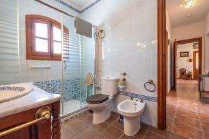 Kúpeľňa v ubytovaní Villa de alquiler vacacional en Nerja Calle Solana + 27 fotografií