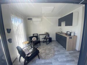 Kuchyň nebo kuchyňský kout v ubytování Tiny House QiriH + 17 fotografií