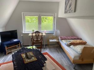 a room with a bed and a desk and a television at Monteurzimmer, Innenstadt Lage in Husum