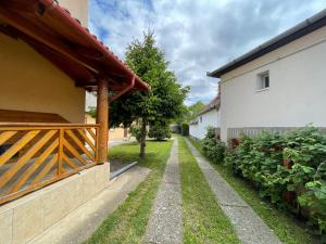 a walkway in a yard next to a building at Da-Vi Apartmanház in Hajdúszoboszló