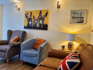 a living room with two chairs and a couch at Court Cottage, 2 bed period house in Sarre