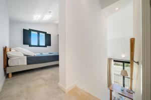 Castellví de la Marca的住宿－Cal Noia Villa 3，卧室配有一张床,墙上配有电视。