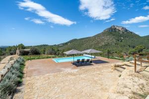 uma piscina com uma montanha ao fundo em Cal Noia Villa 3 em Castellví de la Marca