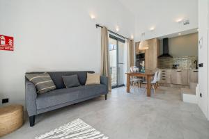 uma sala de estar com um sofá e uma mesa em Cal Noia Villa 3 em Castellví de la Marca