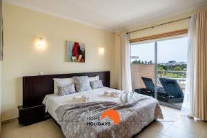アルブフェイラにある#160 V3 Vila Branca 92 by Home Holidaysのベッドルーム(大型ベッド1台、バルコニー付) +37枚の写真