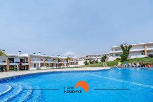 アルブフェイラにある#160 V3 Vila Branca 92 by Home Holidaysのホテル正面の大型スイミングプール