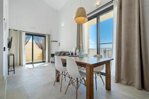 Castellví de la Marca的住宿－Cal Noia Villa 3，一间带桌子和白色椅子的用餐室