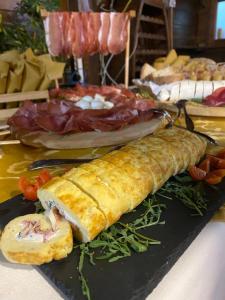 ein Tablett mit Fleisch und Gemüse auf einem Tisch in der Unterkunft BELMONTE RANCH in Belmonte Castello