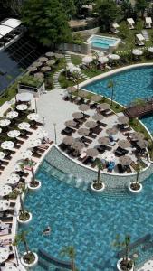 an overhead view of a swimming pool with umbrellas at Select Hill Resort in Tirana