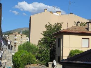 a view of a building in a city at Apartamento DUQUES DE BÉJAR in Béjar