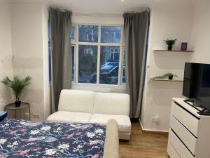 ein Wohnzimmer mit einem Sofa und einem Fenster in der Unterkunft Private Room- Direct Travel Central/ Heathrow in London