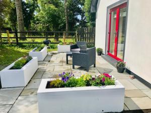 Jardín al aire libre en Red Deer Cosy Apartment in Letterfrack Connemara