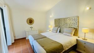 מיטה או מיטות בחדר ב-Neridas Villa by Check-in Portugal