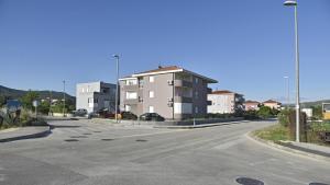an empty street with a building on the side of a road at Apartman Badi in Dugopolje