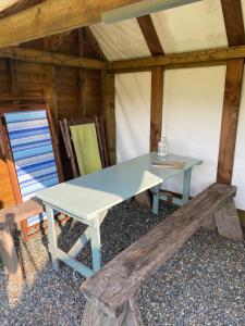 哈佛威斯特的住宿－Mill Haven Place glamping-yurt 2，小屋内的野餐桌和长凳