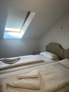 Postel nebo postele na pokoji v ubytování Hotel Lübecker Hof