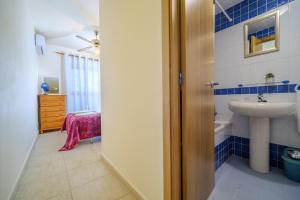 Kúpeľňa v ubytovaní Menorca Duplex Javea Montanar II by Rock Rentals