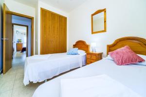 Posteľ alebo postele v izbe v ubytovaní Menorca Duplex Javea Montanar II by Rock Rentals + 20 fotografií