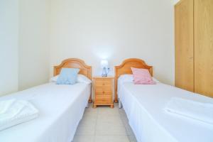 Posteľ alebo postele v izbe v ubytovaní Menorca Duplex Javea Montanar II by Rock Rentals