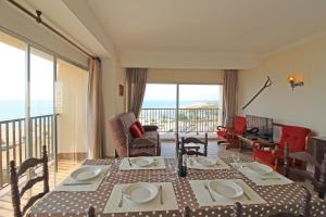 エンプリアブラバにあるBasic Comfort Apartment Canigo 0030のリビングルーム(テーブル付)が備わり、海の景色を望めます。