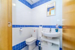 Kúpeľňa v ubytovaní Menorca Duplex Javea Montanar II by Rock Rentals
