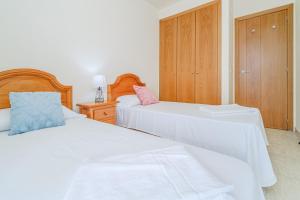 Posteľ alebo postele v izbe v ubytovaní Menorca Duplex Javea Montanar II by Rock Rentals