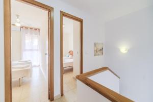 Posteľ alebo postele v izbe v ubytovaní Menorca Duplex Javea Montanar II by Rock Rentals